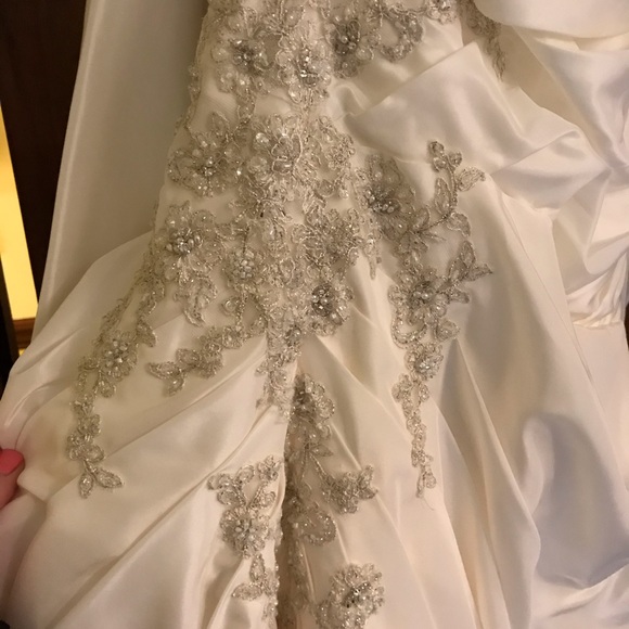 Never worn and/or altered wedding dress - Picture 3 of 8